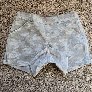 SPANX Women’s Gray Camo Pull-On Lounge Shorts